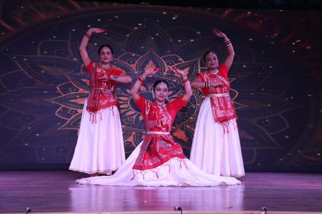 Students performing classical Kathak dance during the best Kathak classes in Gurgaon at Dhwani Sangeet Mahavidyalaya